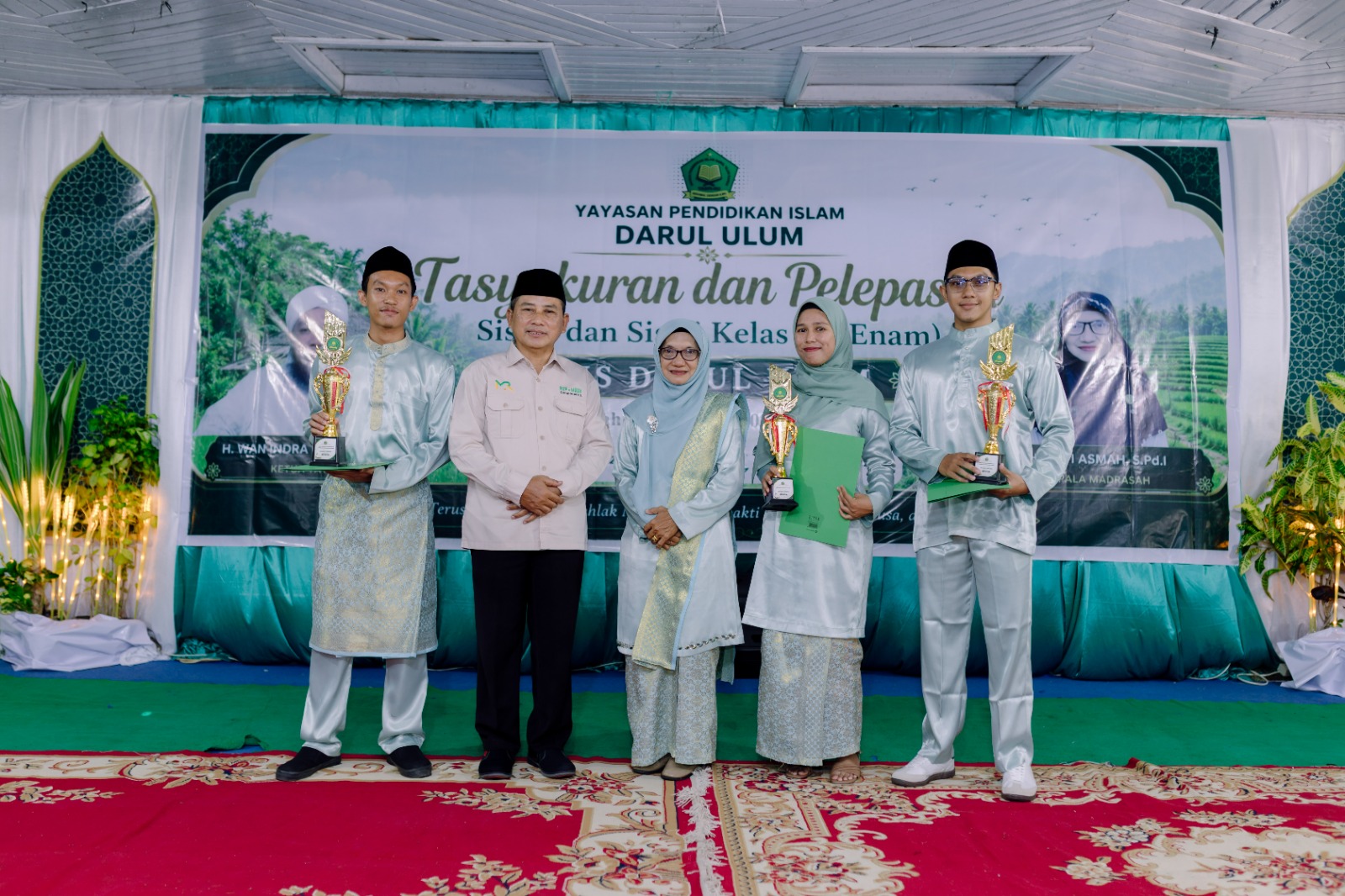 Kepala MIS Darul Ulum Berikan Penghargaan kepada 3 Orang Guru pada Acara Tasyakuran dan Pelepasan Siswa Kelas VI Tahun Pelajaran 2025/2026